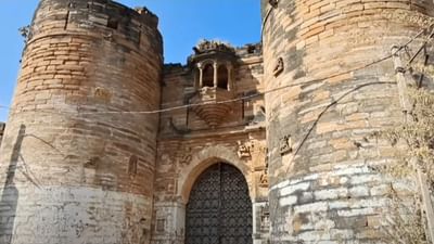 એક પ્રચલિત માન્યતા મુજબ, આ ગામને "તેરા" નામ એ કારણે મળ્યું કે ભૂતકાળમાં તેનું વેચાણ તેરા (13) હજાર કોરીમાં થયું હતું. બીજી માન્યતા પ્રમાણે, "તેરા" શબ્દ "ટ્રેટેરા" પરથી ઉતરી આવ્યો છે, જેનો અર્થ છે ત્રણ તળાવોના સંગમસ્થળે આવેલી વસાહત.