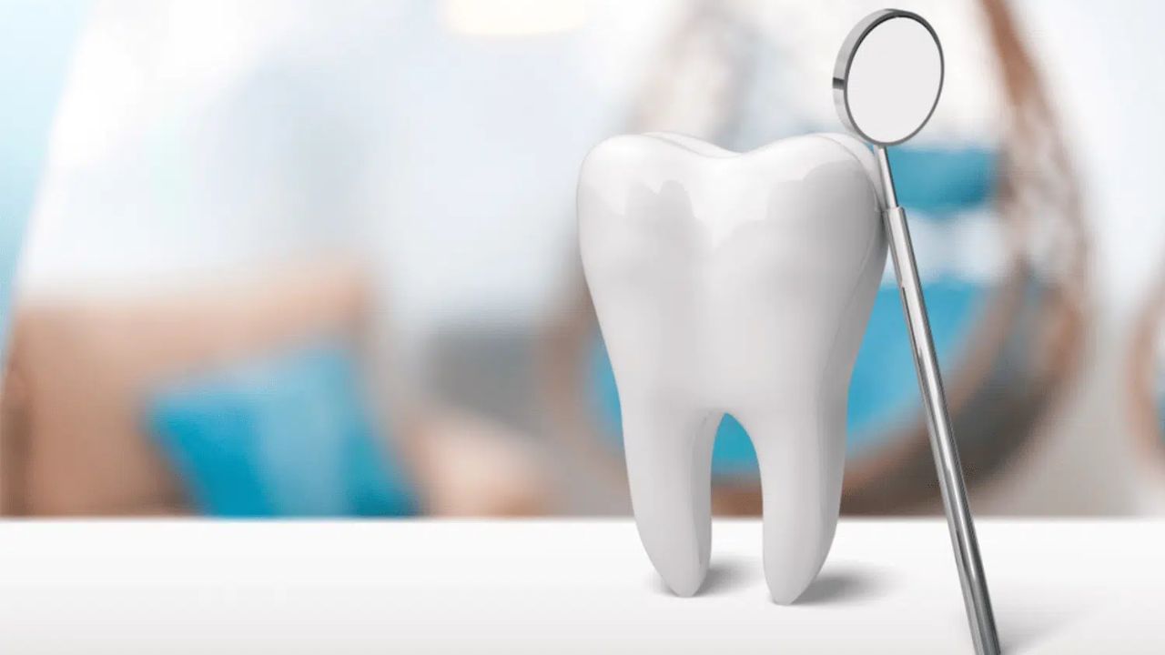 દુખાવો કે સોજો આવે તો ડૉક્ટર દ્વારા સૂચવવામાં આવેલી પેઇનકિલરનો ઉપયોગ કરો. બ્રશ કે ફૂડ ફ્લોસને સીધા ઘા પર ન લગાવો. ધીમે-ધીમે સામાન્ય ટૂથબ્રશિંગ અને કોગળા શરૂ કરો. આ સમય દરમિયાન ડૉક્ટરની સૂચનાઓનું પાલન કરવું સૌથી મહત્વપૂર્ણ છે.