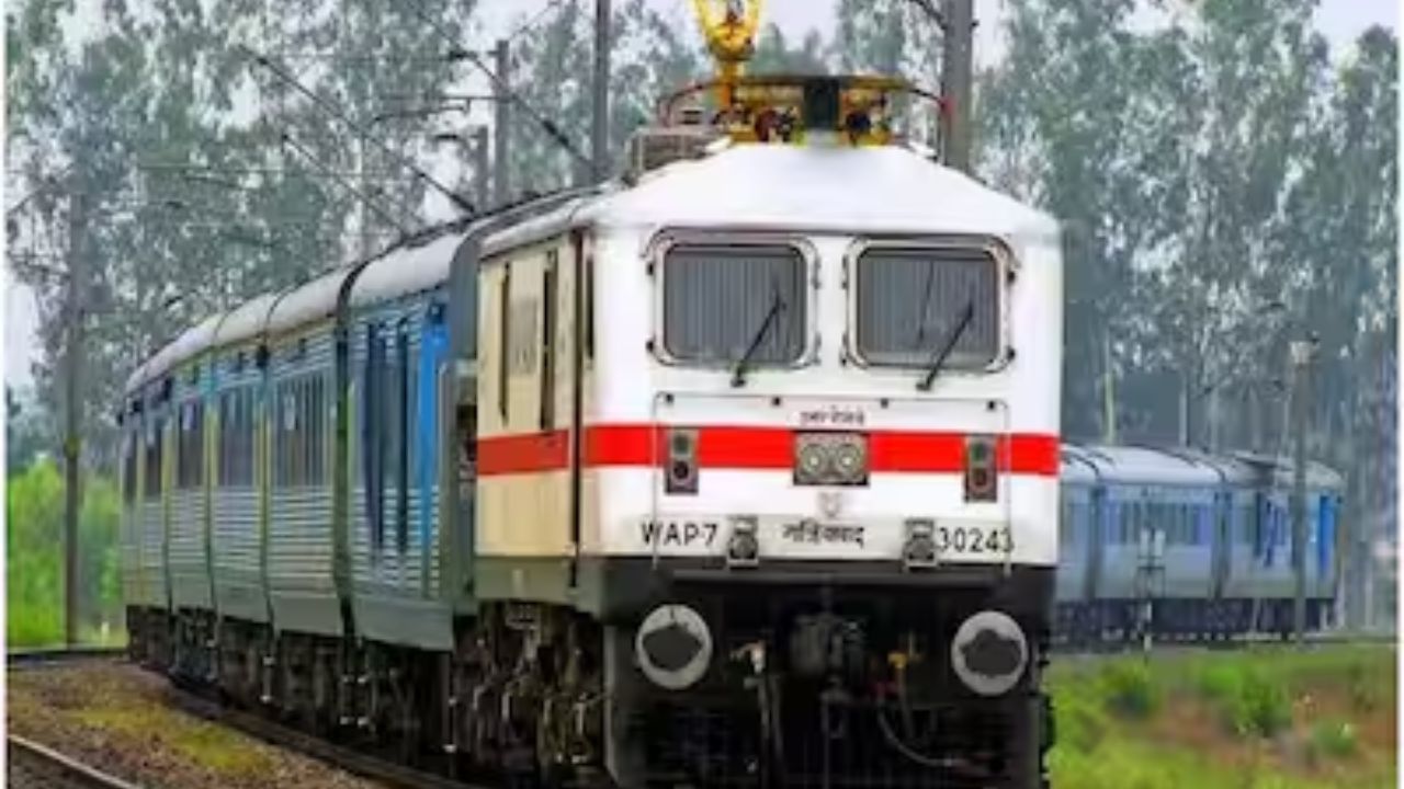 તેમજ ટ્રેન નંબર 19202 અયોધ્યા કેન્ટ-ભાવનગર ટર્મિનસ સાપ્તાહિક એક્સપ્રેસ ટ્રેન 12 ઓગસ્ટ 2025ના રોજ રાત્રે 22.30 વાગ્યે અયોધ્યા કેન્ટ સ્ટેશનથી ઉપડશે અને ગુરુવારે સવારે 4.45 વાગ્યે ભાવનગર ટર્મિનસ પહોંચશે. 
