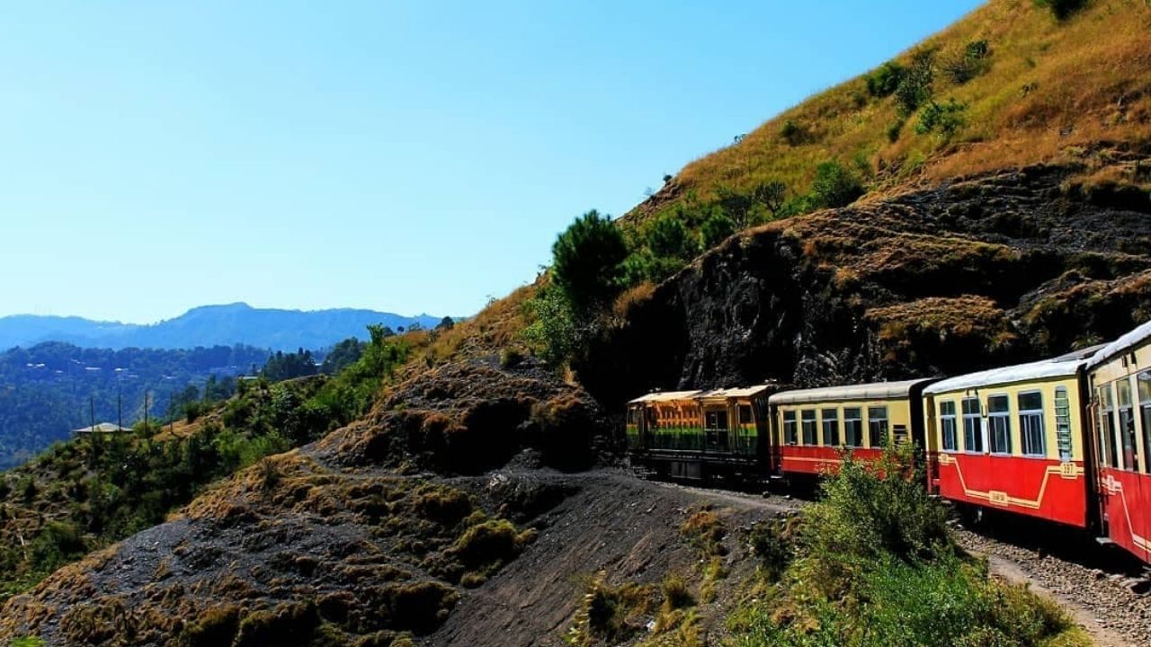 કાલકા થી શિમલા રેલ્વે (હિમાલયની રાણી): આ યુનેસ્કો વર્લ્ડ હેરિટેજ સાઇટ ભારતની સૌથી પ્રખ્યાત અને સુંદર ટ્રેન યાત્રાઓમાંની એક છે. 96 કિમી લાંબો આ રૂટ 1903 માં બનાવવામાં આવ્યો હતો અને તેમાં 102 ટનલ અને 864 પુલ છે. ટ્રેન યાત્રા ગાઢ પાઈન જંગલો, ખેતરો અને પહાડી ગામડાઓ દર્શાવે છે. તેની રમકડા જેવી ટ્રેન અને જૂનો દેખાવ તેને ખાસ બનાવે છે. (Photo Credit: _e_x_i_m_i_a_/ Instagram)
