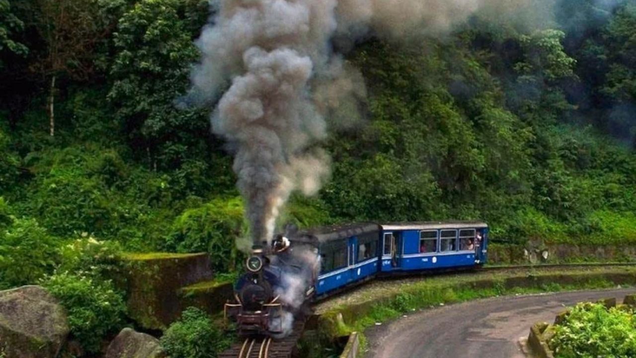 દાર્જિલિંગ હિમાલયન રેલ્વે: તેને ટોય ટ્રેન તરીકે ઓળખવામાં આવે છે. જલપાઇગુડીથી દાર્જિલિંગ સુધીની આ 87 કિમીની યાત્રા ચાના બગીચાઓ અને હિમાલયની સુંદરતાથી ભરેલી છે. ટ્રેન બટાસિયા લૂપ નામના સ્થળે વળાંક લે છે અને સ્વચ્છ હવામાનમાં, માઉન્ટ કંચનજંગા પણ દેખાય છે. (Photo Credit: northbengaltourism/ Instagram)