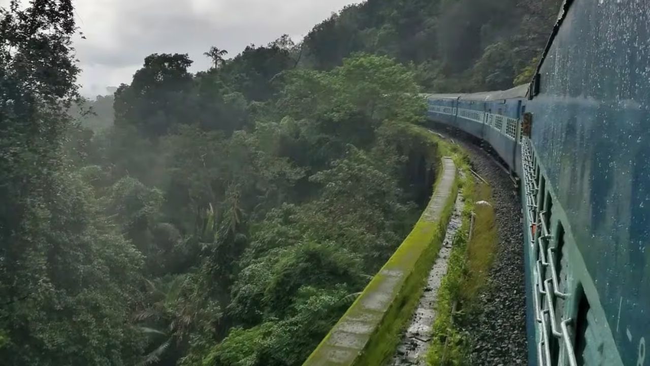 વાસ્કો-દા-ગામાથી લોંડા: ગોવાના વાસ્કો-દા-ગામાથી કર્ણાટકના લોંડા સુધીની 122 કિમીની આ યાત્રા પશ્ચિમ ઘાટમાંથી પસાર થાય છે. રસ્તામાં ગાઢ જંગલો, ધોધ અને પરંપરાગત ગોઆન ગામડાઓ જોવા મળે છે. ચોમાસામાં આ યાત્રાનું મુખ્ય આકર્ષણ દૂધસાગર ધોધ છે. (Photo Credit: hrishi_says_firaa/ Instagram)