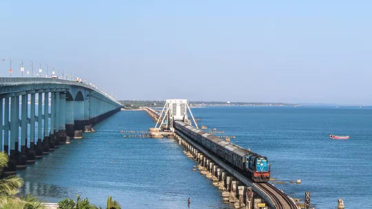 મંડપમથી રામેશ્વરમ (સેતુ એક્સપ્રેસ): આ 125 કિમીની યાત્રા પંબન પુલ પરથી પસાર થાય છે, જે સમુદ્ર પર બનેલો એક લાંબો પુલ છે. આ યાત્રા તમિલનાડુને રામેશ્વરમ ટાપુ સાથે જોડે છે, જે એક પવિત્ર સ્થળ છે. પુલની ઉપરથી સમુદ્રનો નજારો ખૂબ જ સુંદર છે. (Photo Credit: doctor_trainspotter/ Instagram)