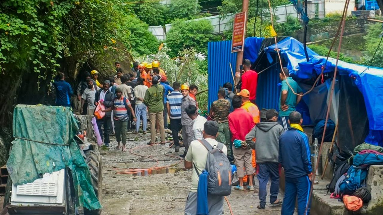 ભારે વરસાદના કારણે પહાડો પર ભુસ્સખલન ,રસ્તા બંધ થવા અને વાદળ ફાટવાનો ખતરો વધારે રહે છે. એટલા માટે જો તમે પણ વરસાદી માહૌલમાં પહાડો પર ફરવાનો પ્લાન બનાવી રહ્યા છો, તો આ વાતનું ખાસ ધ્યાન રાખજો.