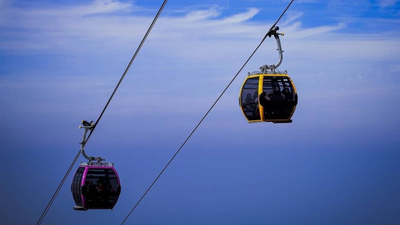 પાવાગઢ ઉડનખટોલા (રોપ વે)એ પાવાગઢ પર્વત પરનો રોપ વે છે, જે ગુજરાતના પંચમહાલ જિલ્લાના પાવાગઢ ખાતે આવેલો છે.મુસાફરોને પાવાગઢ પર્વત ઉપર 297 metres (970 ft) ઊંચે પહોંચાડે છે.એક સફર 6 મિનિટ લે છે