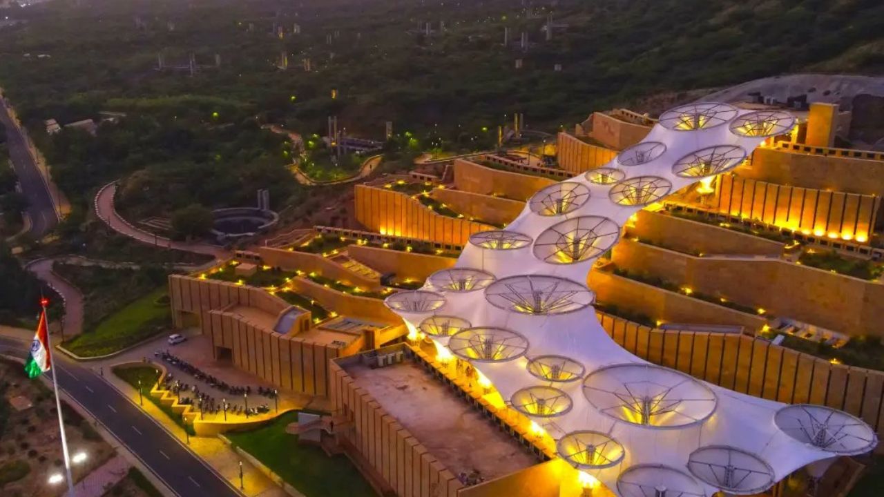 સ્મૃતિવન મ્યુઝિયમ શું છે?  2001ના ભૂકંપમાં 12,932 લોકોએ જીવ ગુમાવ્યા હતા. આ ભૂકંપથી ગુજરાતના ભુજ વિસ્તારના 890 ગામોને અસર થઈ હતી. ભૂકંપમાં 1,64,000 લોકો ઈજાગ્રસ્ત થયા હતા.