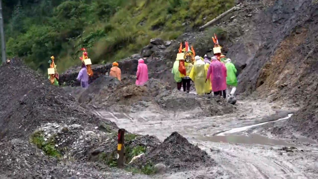  જો તમે પહાડોમાં ફરવાનો પ્લાન બનાવી રહ્યા છો. તો આ પહેલા એ સ્થળ પર હવામાન અને રસ્તાઓ કેવા છે તે વિશે જાણી લો. જેમ કે, ઉત્તરાખંડના ઉત્તરકાશીમાં વાદળ ફાટ્યું છે. તો આનો પ્રભાવ આસપાસના વિસ્તારો અને રસ્તાઓ પર પડે છે.નદીઓ અને નાળાઓમાં પૂર આવશે. 