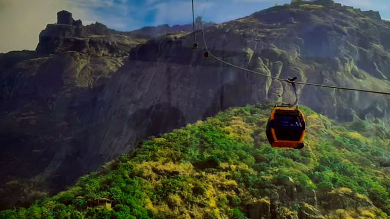 અંબાજી ગબ્બર પર્વત પર આવેલ ઉડનખટોલા (રોપવે)એ ગબ્બર ટેકરી ઉપર લઈ જતો (રોપવે) છે. અહી દર વર્ષો મોટી સંખ્યામાં પ્રવાસીઓ રોપવેમાં બેસી ગબ્બરના દર્શન કરે છે.ગબ્બર પર્વત પર ભક્તો પગથિયા ચઢીને અખંડ જ્યોતના દર્શન કરી શકે છે. હાલમાં ચોમાસાને લઈ ગબ્બર પર્વત વિસ્તારમાં પ્રાકૃતિક સૌંદર્ય ખૂબ જ ખીલી ઉઠ્યુ છે.