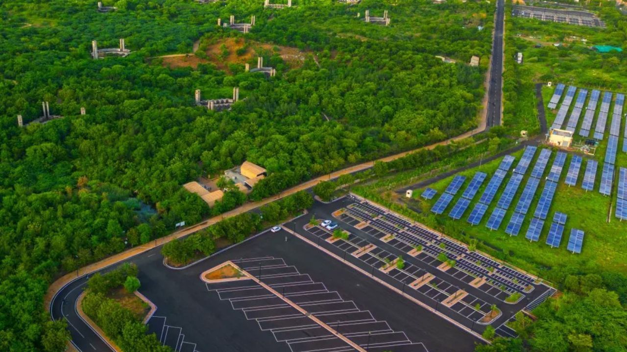 સ્મૃતિવન મ્યુઝિયમ બે ભાગમાં વહેંચાયેલું છે, મેમોરિયલ અને મ્યુઝિયમ. સ્મારક અઠવાડિયાના સાતેય દિવસ સવારે 5 થી 11 વાગ્યા સુધી ખુલ્લું રહે છે. તો હવે જોઈએ તમારે સ્મૃતિવન જવું હોય તો કઈ રીતે પહોચવું. તો જો તમે ટ્રેન દ્વારા જવા માંગો છો તો નજીકનું રેલવે સ્ટેશન ભુજ છે. 