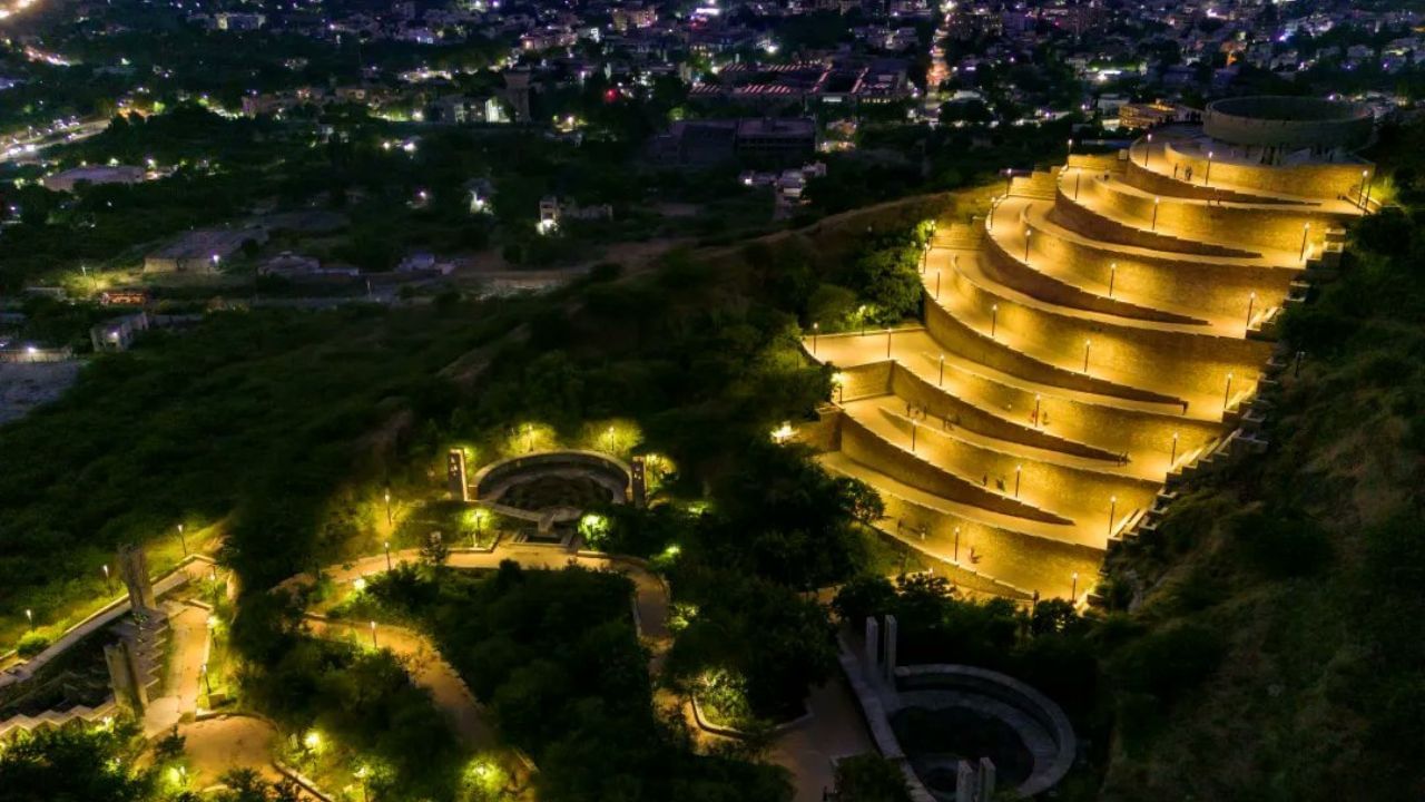 તેમજ જો તમે ફ્લાઈટ દ્વારા જવા માંગો છો તો નજીકનું ઈન્ટરનેશનલ એરપોર્ટ અમદાવાદનું એરપોર્ટ છે. અમદાવાદથી તમે બસ,ટ્રેન કે પ્રાઈવેટ કાર દ્વારા સ્મૃતિવન પહોંચી શકો છો. નજીકનું ડોમેસ્ટિક એરપોર્ટ ભુજ એરપોર્ટ છે.  