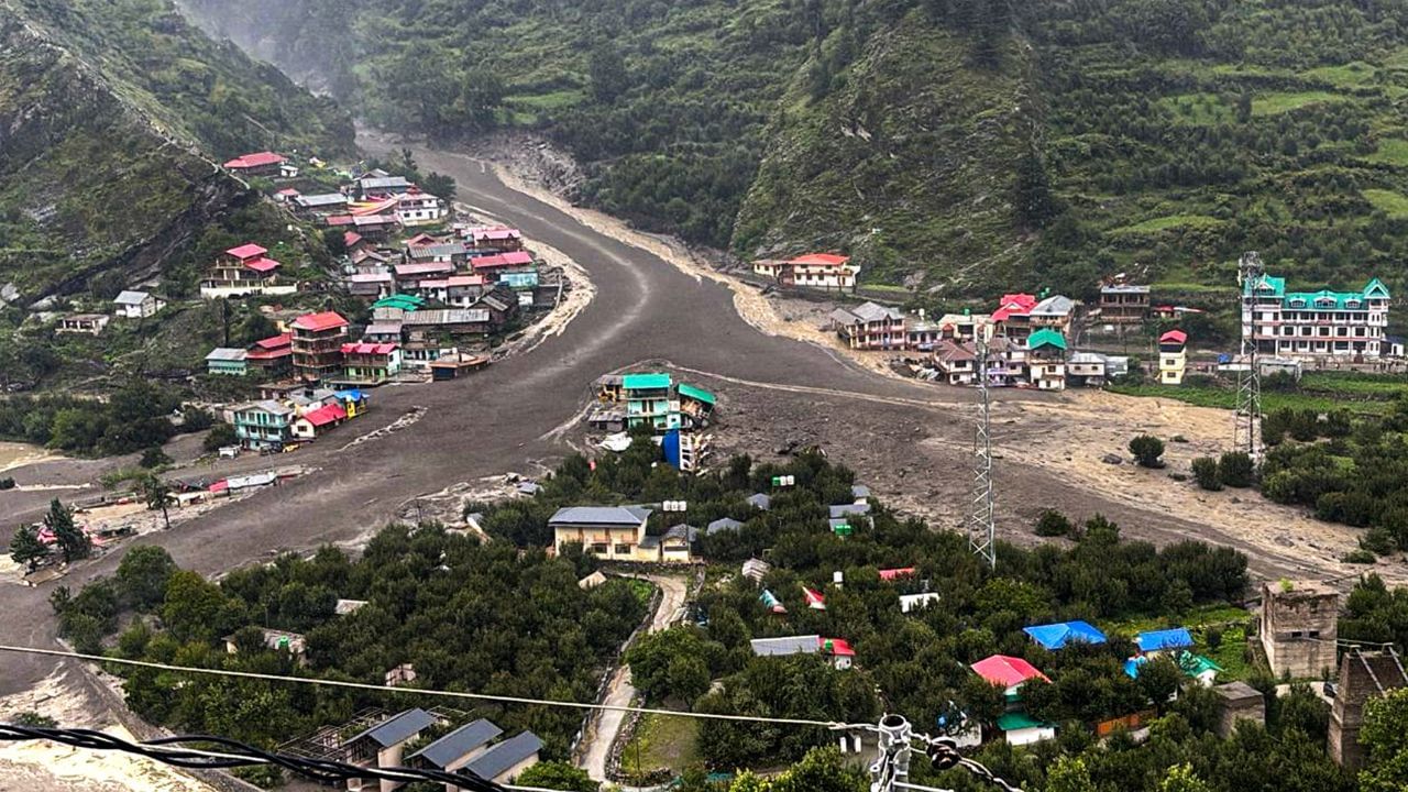 પહાડોમાં હવામાન જલ્દી બદલાય છે. ત્યારે સફરની શરુઆત કરતા પહેલા હવામાનની જાણકારી લઈ લો. જો તમે ત્યાં જઈ હોટલથી ક્યાંય ફરવાનો પ્લાન બનાવી રહ્યા છો તો હવામાન કેવું છે તે તપાસી લો. ભારે વરસાદના કારણે નદીઓ અને નાળાઓમાં પુર આવે છે. આ દરમિયાન આ સ્થળોથી દુર રહેવું,