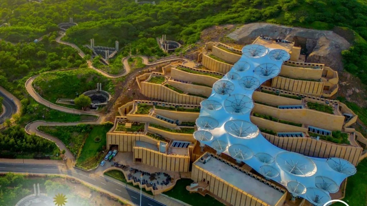 ભૂકંપમાં લાખો મકાનો, ઐતિહાસિક ઈમારતો અને મંદિરો નાશ પામ્યા હતા અને કરોડો લોકો માનસિક, ભાવનાત્મક અને શારીરિક રીતે પ્રભાવિત થયા હતા.