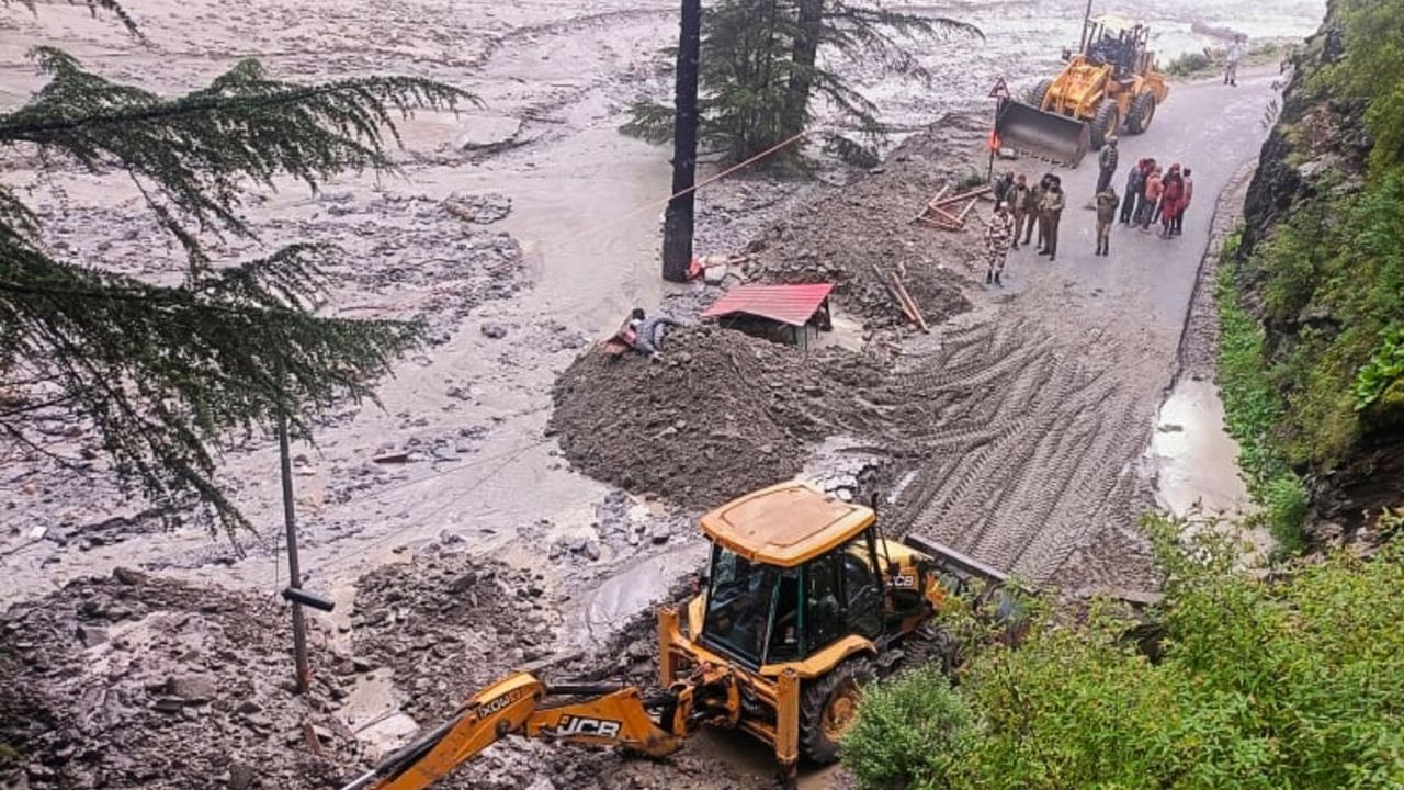 પહાડોમાં મોટાભાગની હોટલ ઉંચાઈ કે કિનારા પર હોય છે. ત્યારે હોટલ ક્યાં સ્થળ પર છે તે ચેક કરી લો. પર્વતીય વિસ્તારોમાં અથવા નદી કિનારે હોટલ બુક કરવાનું પણ ટાળો.(Photo : PTI)