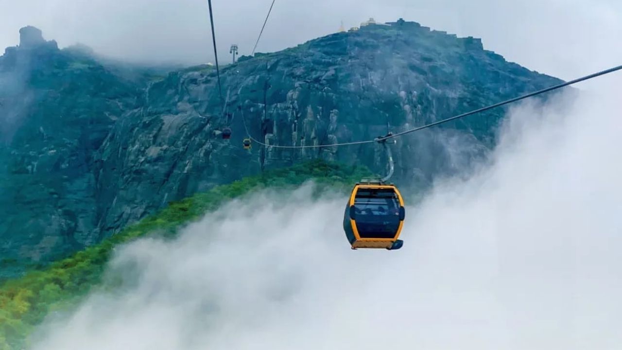 ચોમાસામાં પહાડો પર કુદર્તી સૌંદર્ય સોળે કળાએ ખીલી ઉઠે છે. દર વર્ષે આ રોપવેમાં મોટી સંખ્યામાં મુસાફરો રોપવેમાં બેસવાની મજા માણે છે. તમે શનિ-રવિની રજામાં આ સ્થળો પર જઈ રોપવેની મુલાકાત લઈ જઈ શકો છો. (PHOTO:  gujarat tourisam)