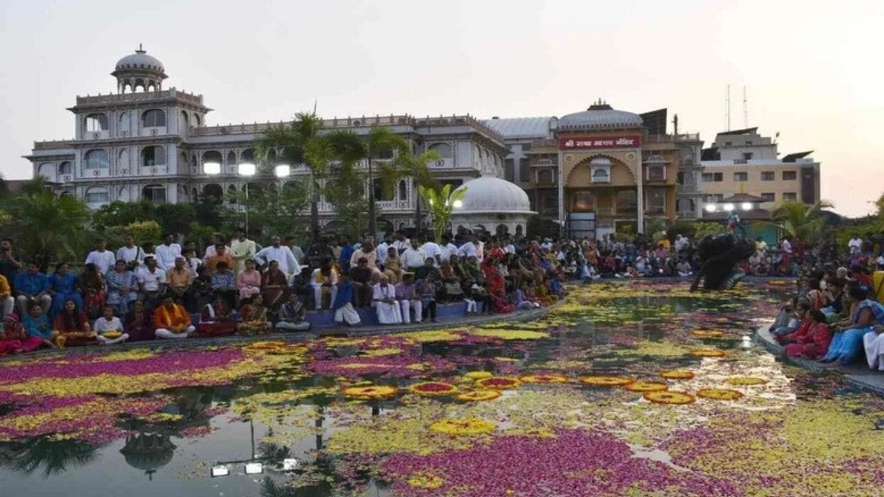 અમદાવાદના ભાડજ સ્થિત હરેકૃષ્ણ મંદિરમાં મોટી સંખ્યામાં ભક્તો દર્શન કરવા માટે આવતા હોય છે.અમદાવાદ ભાડજમાં આવેલું હરે ક્રિષ્ણા મંદિર જન્માષ્ટમીના દિવસે કૃષ્ણના નાદ સાથે ગુંજી ઉઠે છે.