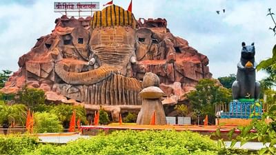  શ્રી સિદ્ધિવિનાયક દેવસ્થાન, મહેમદાવાદ, ગુજરાત ભારતમાં સ્થિત, એક ફેમસ મંદિર છે. જે તેના પ્રભાવશાળી કદ અને રચના માટે જાણીતું છે, જેની પુષ્ટિ એશિયા બુક ઓફ રેકોર્ડ્સ અને ઇન્ડિયા બુક ઓફ રેકોર્ડ્સ દ્વારા 4 જૂન, 2023ના રોજ કરવામાં આવી હતી. તે ભગવાન ગણેશના ચહેરા સાથે એશિયાનું સૌથી મોટું મંદિર છે.