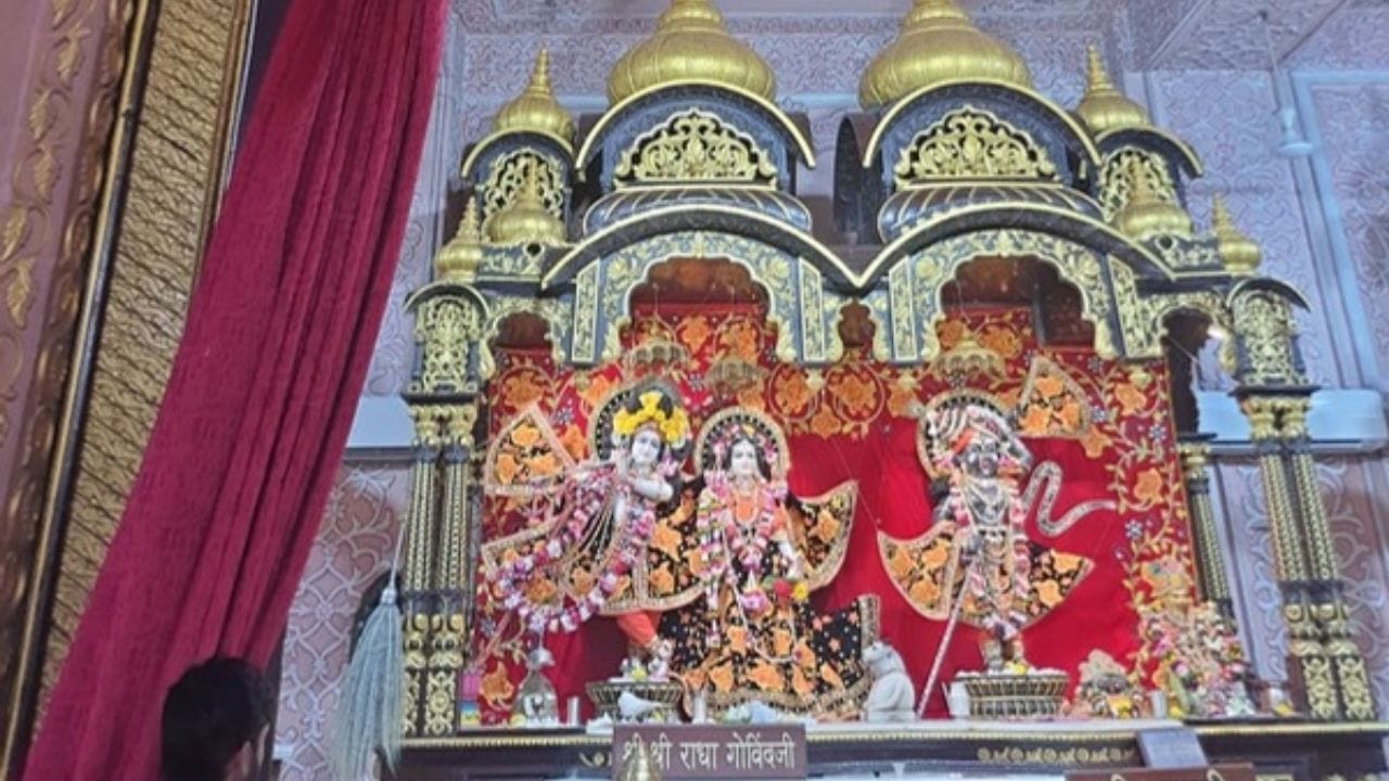 ઇસ્કોનના અનુયાયીઓ મોટેભાગે 'હરે કૃષ્ણ' કે 'હરે કૃષ્ણ ભક્તો' તરીકે ઓળખાય છે, ઇસ્કોન શીખવે છે કે, કૃષ્ણ સર્વોપરિ ભગવાન છે અને માટે જ તેમને પૂર્ણ પુરૂષોત્તમ ભગવાન તરિકે સંબોધિત કરવામાં આવે છે. તો તમે જન્માષ્ટમીના દિવસે ઈસ્કોન મંદિરની મુલાકાત લઈ શકો છો.