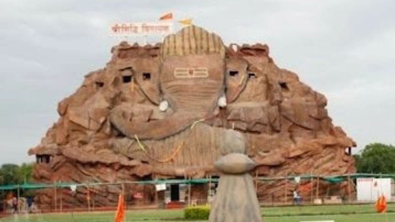 શ્રી સિદ્ધિવિનાયક મંદિરનું બાંધકામ 8 જાન્યુઆરી, 2010 ના રોજ શરૂ કરવામાં આવ્યું હતું, 120.98 ફૂટની લંબાઈ, 84.25 ફૂટ પહોળાઈ અને 71 ફૂટ ઊંચાઈ (8 ફૂટ શિખરની ઊંચાઈ સહિત) સાથે, મંદિરનો ચહેરો અને ભગવાન ગણેશની રચના જોવાલાયક છે. મંદિર 22 વીઘા વિસ્તારમાં ફેલાયેલું છે,જે દરરોજ હજારો ભક્તોને આકર્ષે છે.