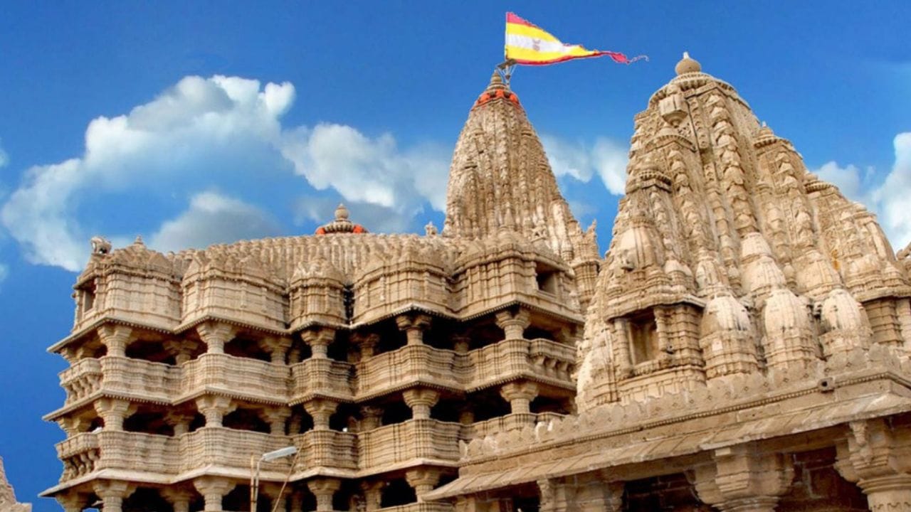 દ્વારકામાં જન્માષ્ટમીના દિવસે લાખોની સંખ્યામાં શ્રદ્ધાળુઓ આવે છે.જો તમે પણ જન્માષ્ટમીના તહેવાર પર કાંઈ ફરવાનો પ્લાન બનાવી રહ્યા છો. તો ચાલો જાણીએ તમે કેવી રીતે દ્વારકા પહોંચશો.