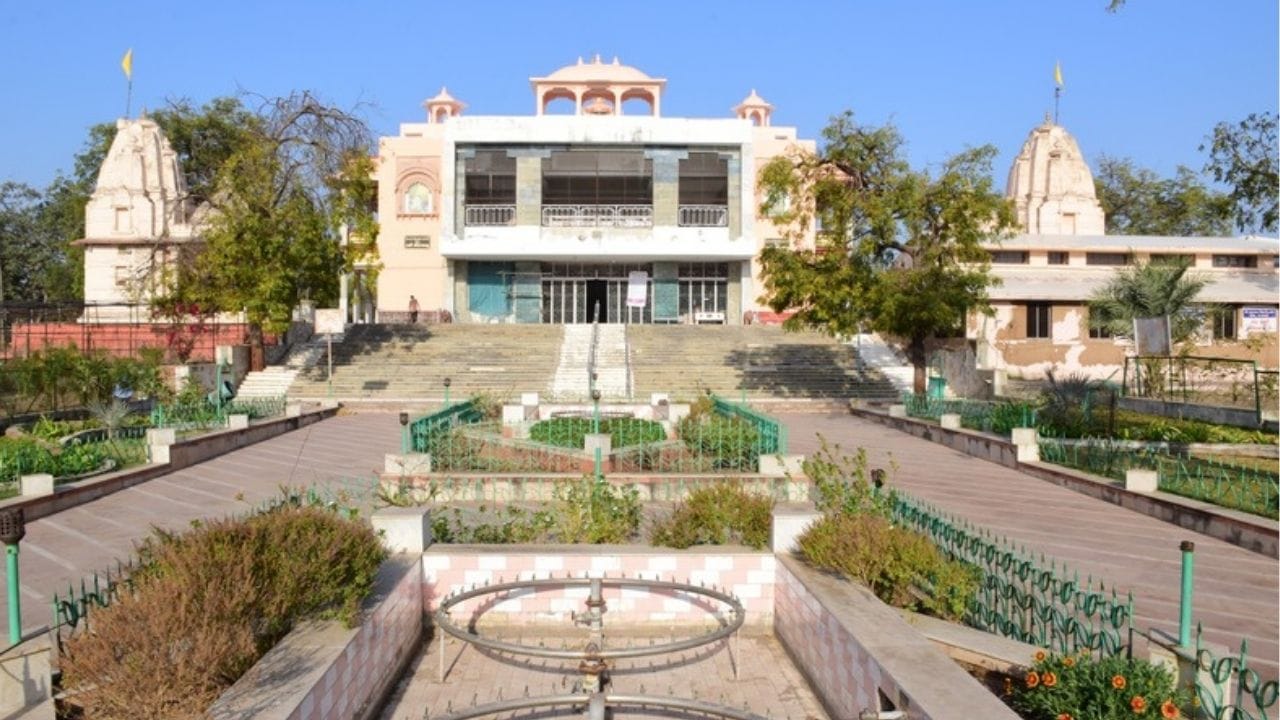 અમદાવાદનું સોલાભાગવત કૃષ્ણ મંદિર પણ ફેમસ છે,શ્રી ભાગવત વિદ્યાપીઠ કૃષ્ણધામ ગુજરાતના અમદાવાદનાં સોલા ગામ પાસે સરખેજ-ગાંધીનગર હાઇવે પર આવેલ શ્રીનાથજી બાવાનું સુંદર મંદિર છે.ભાગવત વિદ્યાપીઠમાં દર વર્ષે આઠમ શ્રીકૃષ્ણજન્મના દિવસે મોટો મહોત્સવ થાય છે. શ્રીકૃષ્ણ ને બત્રિસ ભોગ ધરાવાય છે.