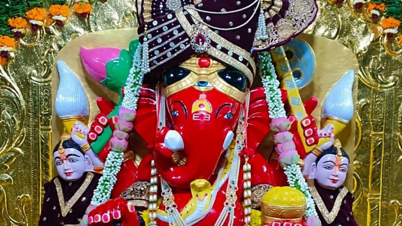 મંદિરમાં બાળકો માટે એક મનોરંજન પાર્ક પણ છે જ્યાં બાળકો આખો દિવસ રમી શકે છે. મંદિરમાં ભક્તો માટે રહેવા માટે એસી અને નોન-એસી રૂમ ઉપલબ્ધ છે. મંદિરમાં ભક્તો માટે યજ્ઞશાળા પણ છે જ્યાં પંડિતો દ્વારા સંપૂર્ણ વિધિ સાથે યજ્ઞ કરવામાં આવે છે.