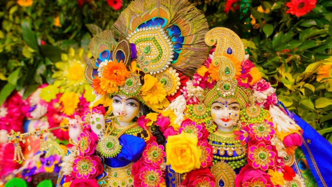 અમદાવાદમાં પણ ભગવાન કૃષ્ણના અનેક મંદિરો આવેલા છે. જેમાં ઈસ્કોન મંદિર ખુબ જ ફેમસ છે. જન્માષ્ટમી પર મંદિરોમાં "હાથી ઘોડા પાલકી..જય કનૈયા લાલ કી!" જેવા નાદોથી ગુંજી ઉઠે છે.