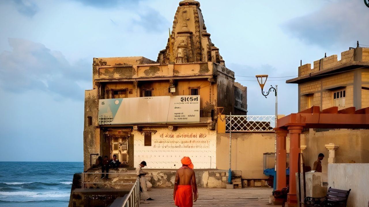 જો તમે ટ્રેનમાં બેસી મુસાફરી કરવાનો પ્લાન બનાવી રહ્યા છો. તો તમને જણાવી દઈએ કે, દ્વારકા રેલવે સ્ટેશનથી માત્ર 2 કિલોમીટર દુર દ્વારકાધિશનું મંદિર આવેલું છે. અહીથી તમે શેરિંગ રિક્ષા કે પ્રાઈવેટ રિક્ષા કરી મંદિરે પહોંચી શકો છો.