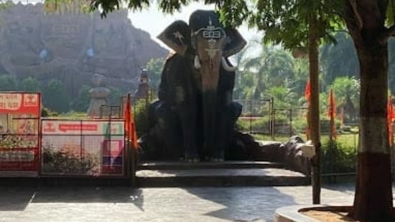  મંદિરમાં વૃદ્ધો અથવા અપંગો માટે લિફ્ટ, વ્હીલચેર અને ઇલેક્ટ્રિક રિક્ષા સુવિધાઓ પણ ઉપલબ્ધ છે જેમને સીડી ચઢવામાં કે ચાલવામાં મુશ્કેલી પડે છે. ટુ-વ્હીલર અને ફોર-વ્હીલર માટે વિશાળ પાર્કિંગ પણ છે. મંદિરમાં એક વિશાળ ફૂડ કોર્ટ છે જ્યાં ભક્તો પરિવાર સાથે નાસ્તો અને બપોરનું ભોજન કરી શકે છે. 