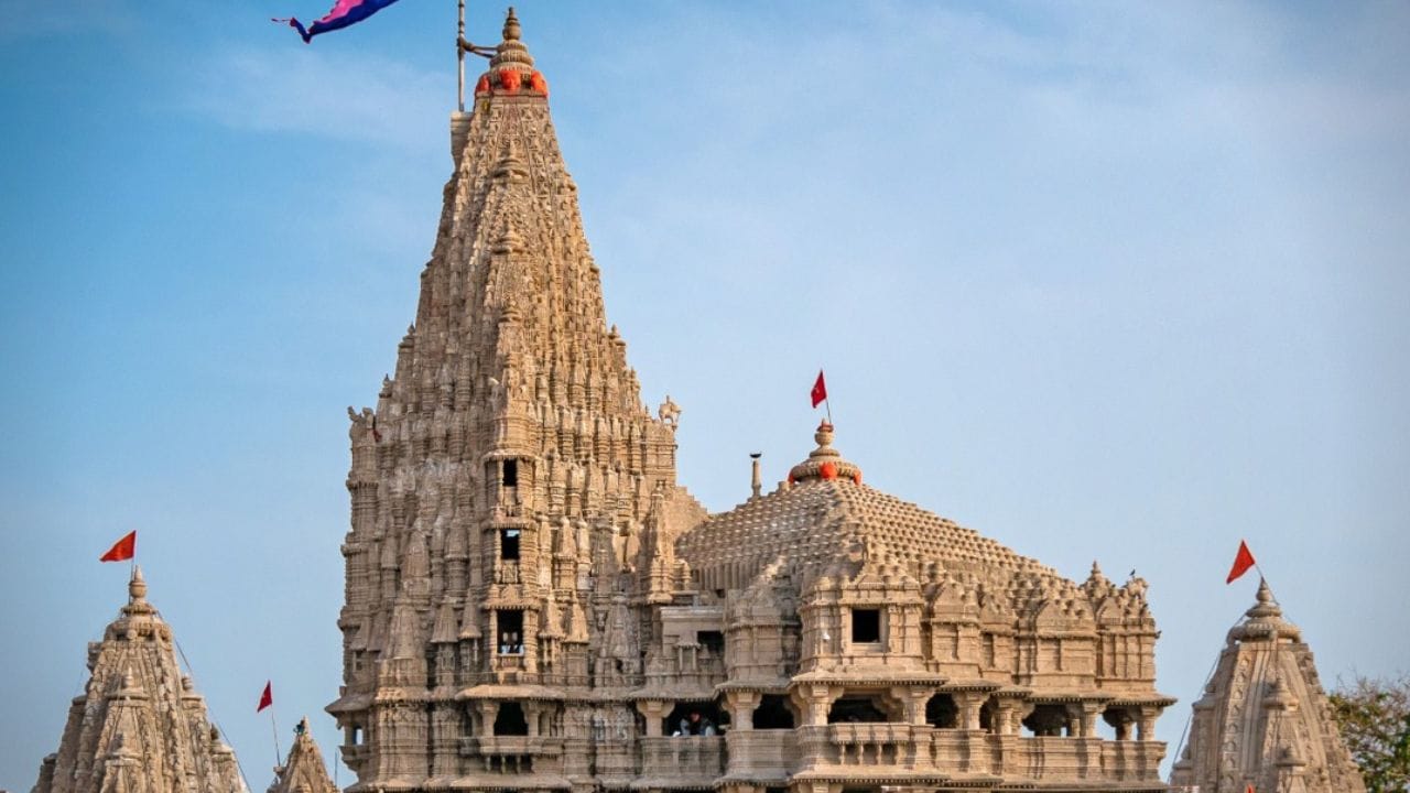 આ સિવાય જો તમારો પરિવાર સાથે કે મિત્રો સાથે પ્રાઈવેટ કાર લઈને દ્વારાકા જવાનો પ્લાન છે. તો તમે જામનગરથી દ્વારકા આરામથી જઈ શકો છો.દ્વારકામાં ધર્મશાળાઓથી લઈને બજેટ અને પ્રીમિયમ હોટલો સુધીના ઘણા વિકલ્પો છે. અહીં તમને ઓછા બજેટમાં રહેવા માટે રૂમ મળશે. તમે ગુજરાતની સ્વાદિષ્ટ વાનગીઓનો પણ સ્વાદ માણી શકો છો.