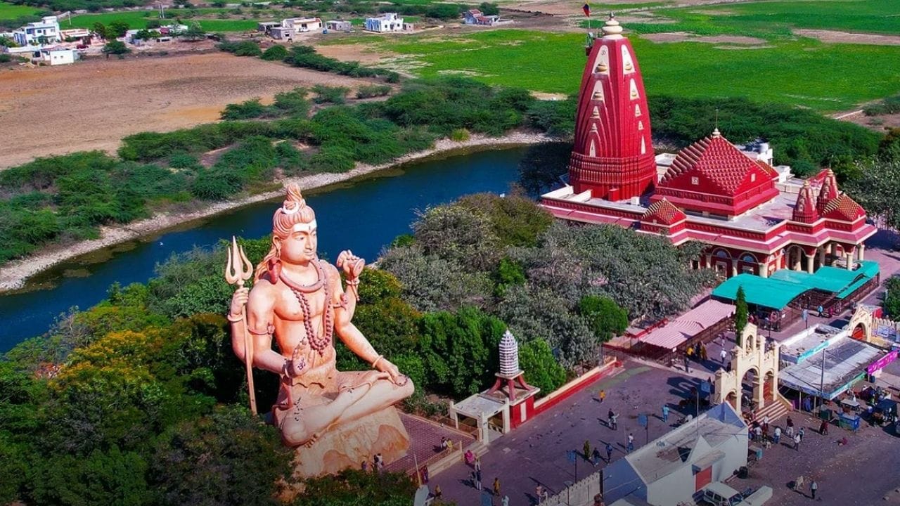 જો તમે દ્વારકા નગરી જઈ રહ્યા છો, તો અહીં ઘણા પ્રાચીન મંદિરો અને ધાર્મિક સ્થળો છે. દ્વારકાધીશ મંદિરની મુલાકાત લેવા ઉપરાંત, તમે અહીં બેટ દ્વારકાની મુલાકાત લઈ શકો છો. નજીકમાં નાગેશ્વર જ્યોતિર્લિંગ છે, જે 12 જ્યોતિર્લિંગોમાંનું એક છે,