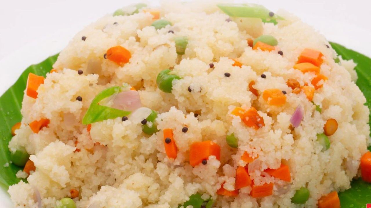 ઘરે સમા ઉપમા બનાવવા માટે પહેલા સામાને સાફ કરીને ધોઈને 10 મિનિટ માટે પલાળી રાખો. હવે એક કડાઈમાં ઘી ગરમ કરો. તેમાં કઢી પત્તા, લીલા મરચાં અને આદુ ઉમેરો અને થોડું તળો, પછી સમારેલા બટાકા ઉમેરો અને 1-2 મિનિટ માટે હલાવો.