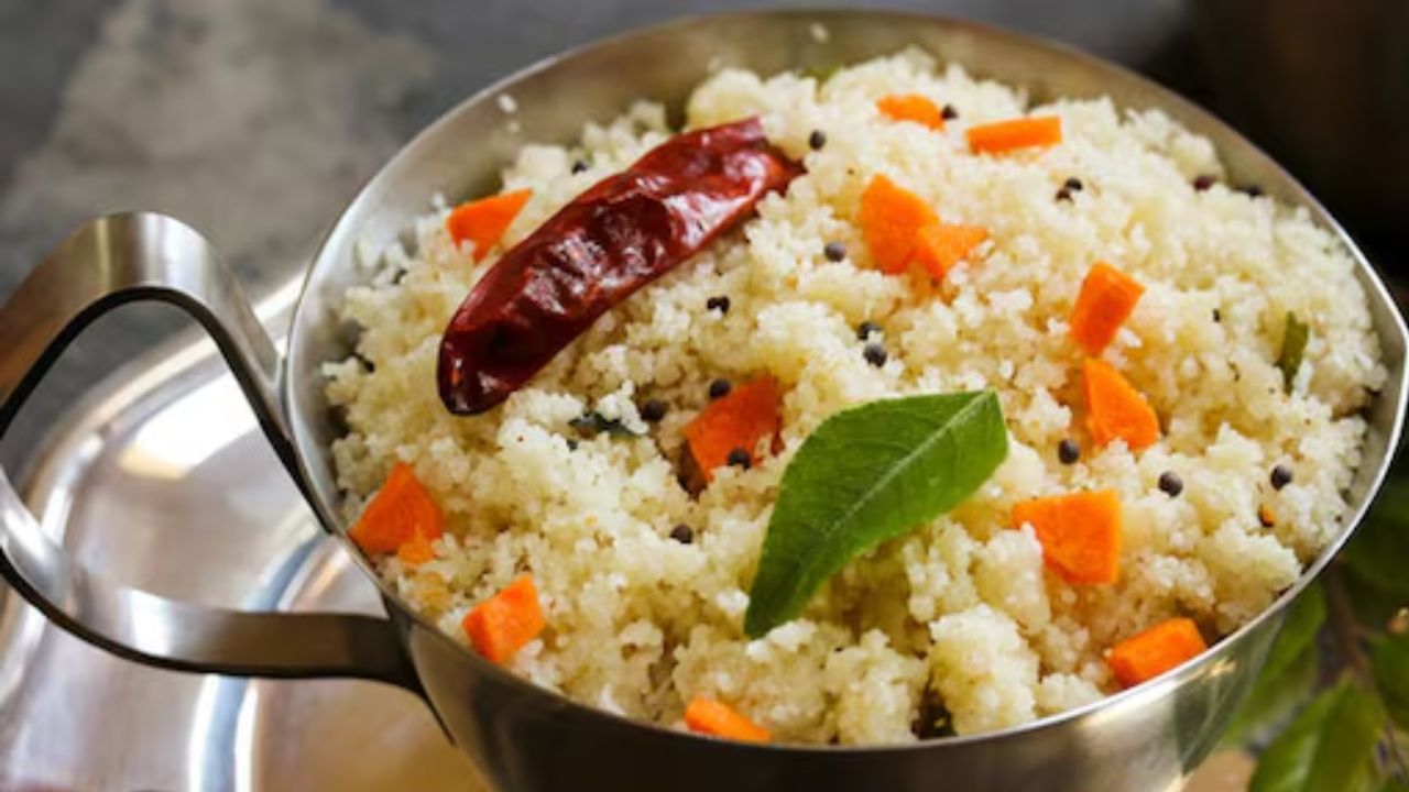 આ પછી મગફળી ઉમેરો અને સારી રીતે મિક્સ કરો. હવે પલાળેલા સમા ચોખા ઉમેરો અને થોડું તળો. તેમાં 2 કપ પાણી અને સિંધવ મીઠું ઉમેરો, ઢાંકીને 8-10 મિનિટ માટે રાંધો. જ્યારે પાણી બાષ્પીભવન થઈ જાય અને ચોખા ફૂલી જાય, ત્યારે ગેસ બંધ કરો. છેલ્લે લીંબુનો રસ ઉમેરો અને લીલા ધાણા સાથે પીરસો.