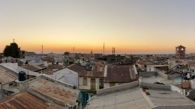 પ્રાચીન સમયમાં આ વિસ્તારમાં એક વિશાળ વટવૃક્ષ હતું, જેના કારણે આ વસાહતને “વટનગર” કહેવામાં આવતું. સમય જતાં “વટનગર” શબ્દ બદલાઈ “વડનગર” બન્યો. કેટલીક ઐતિહાસિક દસ્તાવેજોમાં આ વિસ્તારમાં વડના વૃક્ષોનું પ્રમાણ વધુ હોવાનો ઉલ્લેખ છે. વટવૃક્ષને શાંતિ, સ્થિરતા અને આયુષ્યનું પ્રતિક માનવામાં આવતું હોવાથી નગરનું નામ પણ તેના પરથી પડ્યું. (Credits: - Wikipedia)