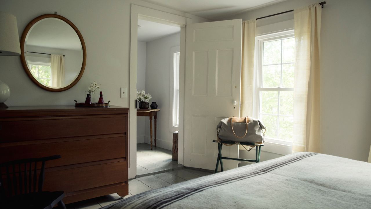 વાસ્તુશાસ્ત્ર મુજબ, ઘરના મુખ્ય દરવાજા ખોલતા કે બંધ કરતી વખતે તેમજ પલંગ અથવા સોફા પર બેસતાં સમયે કોઈ અવાજ થવો અશુભ માનવામાં આવે છે. આવી ખામી પરિવારમાં મતભેદ અથવા કલહનું કારણ બની શકે છે. તેથી દરવાજાના હિન્જ પર નિયમિત તેલ લગાવવું અને અવાજ કરતી વસ્તુઓને તરત જ સુધારવી કે બદલવી જરૂરી છે. ( Credits: Getty Images )