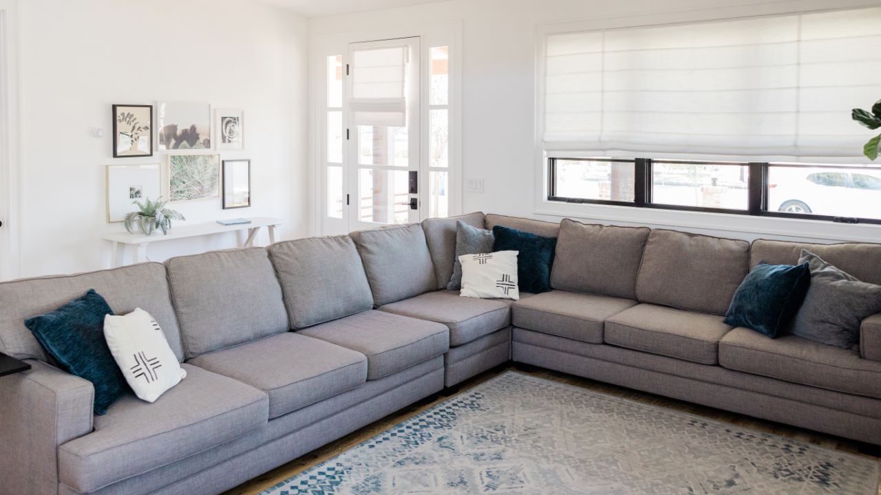 વાસ્તુશાસ્ત્ર મુજબ, સારા ભાગ્ય અને ઉત્તમ સ્વાસ્થ્યની ઈચ્છા ધરાવતા લોકોને ક્યારેય પણ પોતાનો પલંગ અથવા સોફા સીધા બીમની નીચે મૂકવા ન જોઈએ. આ સ્થિતિને વાસ્તુમાં એક મહત્વપૂર્ણ દોષ માનવામાં આવે છે, જે સ્વાસ્થ્ય પર નકારાત્મક અસર કરી શકે છે. જો કોઈ કારણસર આ દોષ દૂર કરવો શક્ય ન હોય, તો તેની અસર ઘટાડવા માટે તે સ્થળે વાંસળી લટકાવવી શ્રેષ્ઠ છે. (Credits: - Canva)