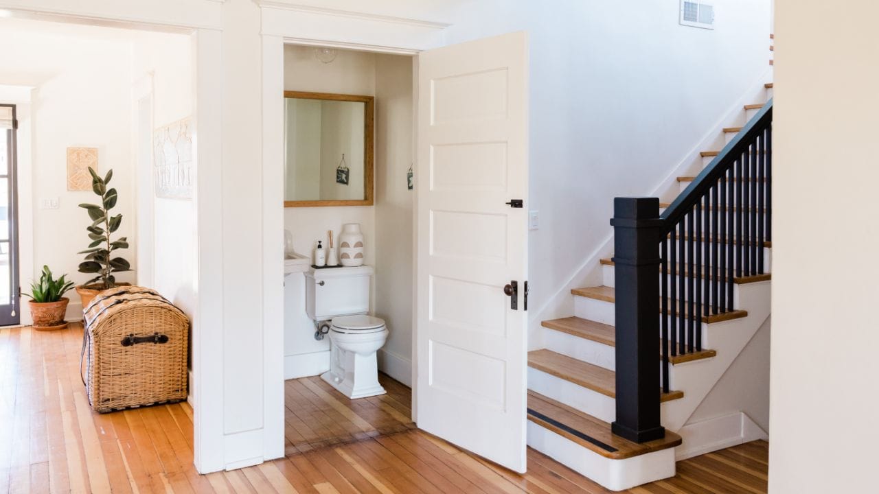 વાસ્તુશાસ્ત્ર મુજબ, ઘરની સીડીઓ જીવનમાં પ્રગતિ અને વિકાસનું પ્રતિક માનવામાં આવે છે. તેથી, તેને હંમેશા સ્વચ્છ રાખવી જરૂરી છે. તૂટેલી અથવા ખરાબ હાલતમાં આવેલી સીડીઓ અશુભ માનવામાં આવે છે, જે ઘરમાં નકારાત્મક અસર લાવી શકે છે. આ કારણે, આવી સીડીઓનું સમારકામ તરત જ કરાવવું યોગ્ય છે. ઉપરાંત, સીડીઓની નીચે ક્યારેય સામાન સંગ્રહ કરવો નહીં, તેમજ તેના નીચે રસોડું અથવા શૌચાલય બનાવવાનું પણ ટાળવું જોઈએ. (Credits: - Canva)