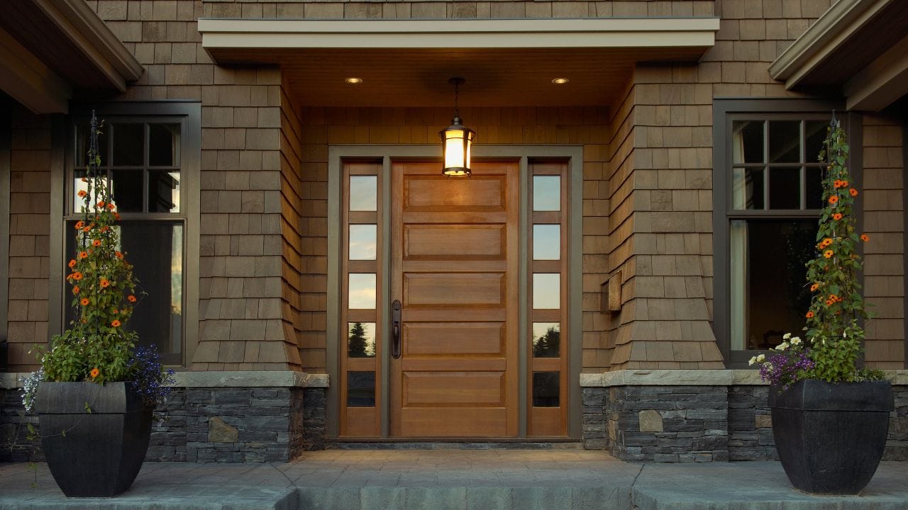 ઘરના મુખ્ય પ્રવેશદ્વારને એ સ્થાન માનવામાં આવે છે, જ્યાંથી સુખ, શાંતિ અને સમૃદ્ધિ ઘરની અંદર પ્રવેશ કરે છે. જો પ્રવેશદ્વાર સંબંધિત કોઈ વાસ્તુ દોષ તમારા દુર્ભાગ્યનું કારણ બની રહ્યો હોય અને તેને દૂર કરવું શક્ય ન હોય, તો અવરોધો દૂર કરનાર વિઘ્નહર્તા ભગવાન ગણેશની પ્રતિમા સ્થાપિત કરવી શ્રેષ્ઠ છે. પ્રતિમા એવી રીતે મૂકો કે અંદર અને બહાર બંને તરફથી તેમની પીઠ ન દેખાય. (Credits: - Canva)