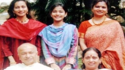 બોલિવૂડ પાર્ટી હોય કે કોઈ કાર્યક્રમ, પહાડિયા ભાઈઓ એટલે કે શિખર પહાડિયા અને વીર પહાડિયા ચર્ચામાં રહે છે. અનંત અંબાણી અને રાધિકા મર્ચન્ટના લગ્નમાં પણ તેઓ ચર્ચામાં હતા. તો ચાલો જાણીએ કે, વીર પહાડિયા કોણ છે અને ગ્લેમર જગત સાથે તેમનો શું સંબંધ છે?