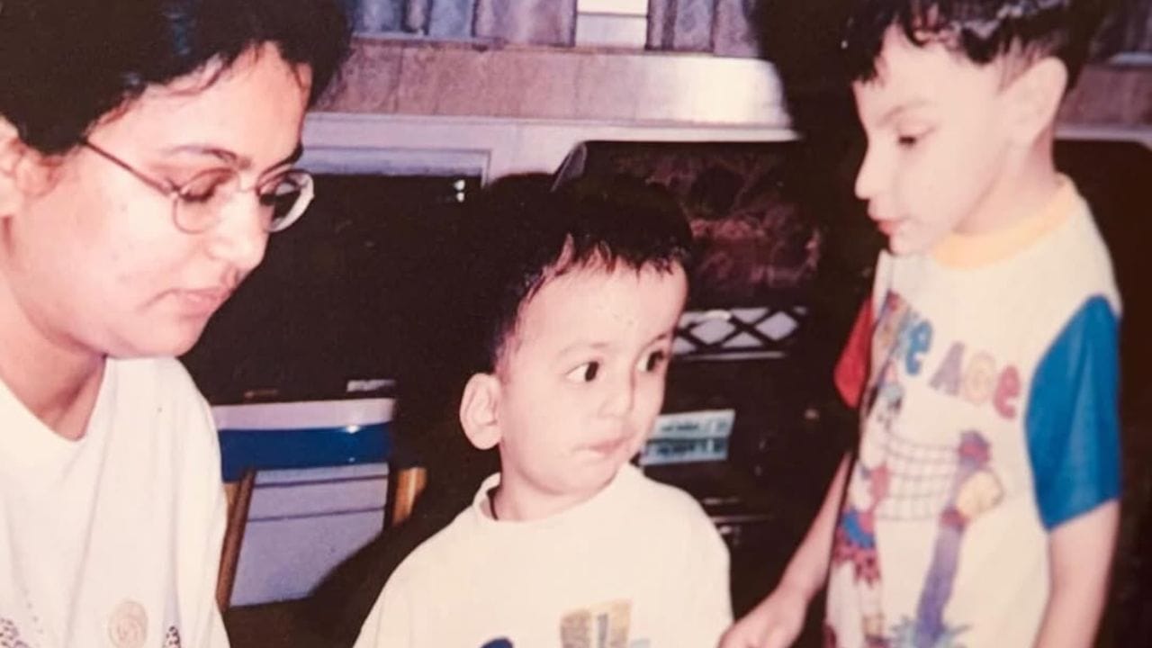 વીર પહાડિયાનો જન્મ 195માં થયો હતો. 30 વર્ષીય આ અભિનેતા વ્યવસાય અને રાજકારણ સાથે જોડાયેલા પરિવારમાંથી આવે છે. વીર ઉદ્યોગપતિ સંજય પહાડિયા અને સ્મૃતિ સંજય શિંદેનો પુત્ર છે.