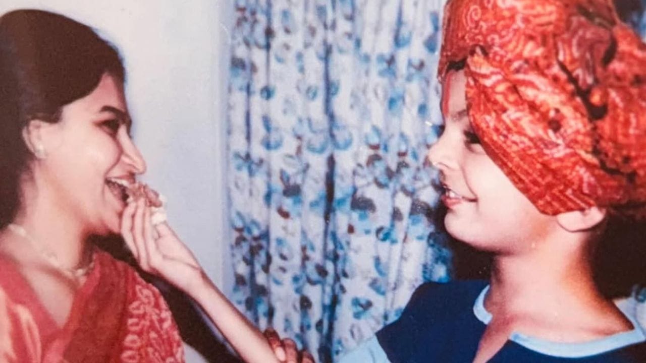 એક્ટિંગની દુનિયામાં પ્રવેશતા પહેલા, વીર પહાડિયાએ સહાયક દિગ્દર્શક તરીકે કામ કર્યું છે. તેમણે વરુણ ધવનની ફિલ્મ 'ભેડિયા'માં સહાયક દિગ્દર્શક તરીકે કામ કર્યું હતું.હવે બોલિવુડમાં ડેબ્યુ કરી ચૂક્યો છે.