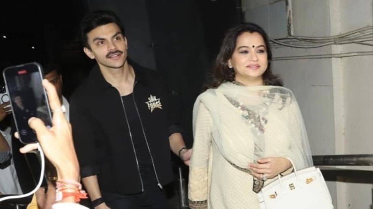 વીર અને શિખરની માતા સ્મૃતિ મહારાષ્ટ્રના ભૂતપૂર્વ મુખ્યમંત્રી સુશીલ કુમાર શિંદેની દીકરી છે. વીર અને શિખરના પિતા સંજય પહાડિયા એક બિઝનેસમેન છે. માતા સ્મૃતિ સંજય શિંદે એક લોકપ્રિય નિર્માતા છે.