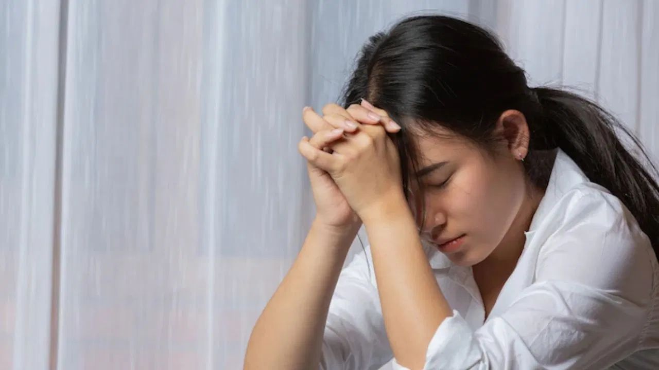 આ માટે પહેલા સોશિયલ મીડિયા પ્લેટફોર્મ પર જાઓ અને વીડિયો અથવા પોસ્ટ પર રિપોર્ટ કરો. આ પછી, તમે સરકારની વેબસાઇટ cybercrime.gov.in પર ફરિયાદ નોંધાવી શકો છો . અહીંથી વાયરલ થયેલ વીડિયોને બધા પ્લેટફોર્મ પરથી દૂર કરવાની પ્રક્રિયા કરવામાં આવે છે. મહિલાઓના કિસ્સામાં તાત્કાલિક કાર્યવાહી કરવામાં આવે છે.