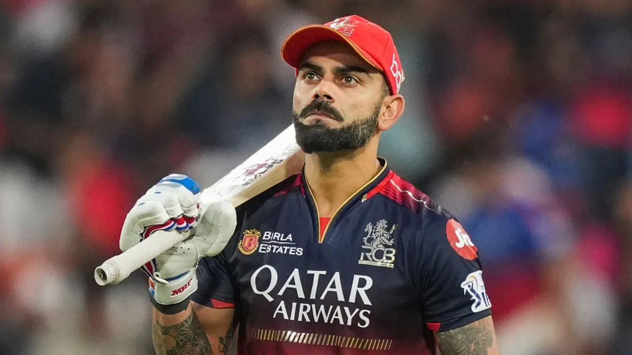 વિરાટ કોહલીના વિશ્વભરમાં કરોડો ચાહકો છે અને દરેક તેને IPLમાં શક્ય તેટલી વધુ મેચો રમતા જોવા માંગે છે. વિરાટ કોહલીએ તાજેતરમાં ટેસ્ટ ક્રિકેટમાંથી નિવૃત્તિ લીધી છે. એટલું જ નહીં, તેણે T20 ફોર્મેટને પણ અલવિદા કહી દીધું છે. હવે તે ફક્ત ODI ફોર્મેટ અને IPLમાં જ રમી રહ્યો છે.