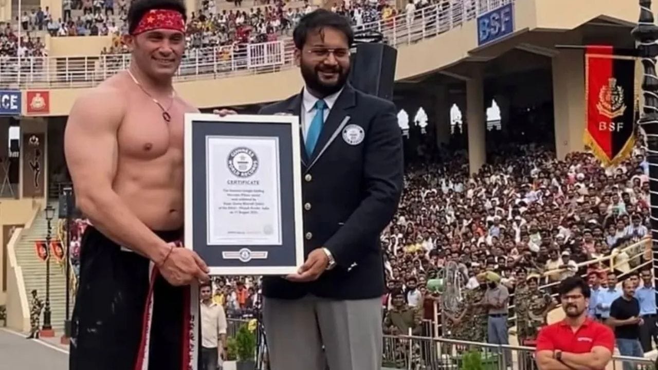 તેમણે પોતાના બંને હાથમાં 522 કિલોગ્રામ વજન પકડીને 1 મિનિટ 7 સેકન્ડ સુધી રોકી રાખ્યું અને એક નવો વર્લ્ડ રેકોર્ડ સ્થાપ્યો. 