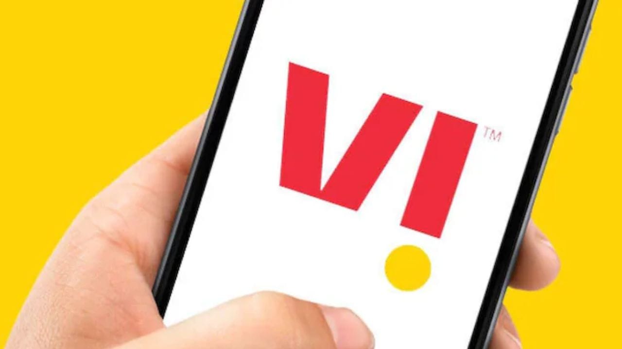 સોમવારે આર્થિક રીતે સંકટગ્રસ્ત ટેલિકોમ કંપની વોડાફોન આઈડિયા (Vi) ને નોંધપાત્ર રાહત મળી. સુપ્રીમ કોર્ટે કેન્દ્ર સરકારને કંપનીના એડજસ્ટેડ ગ્રોસ રેવન્યુ (AGR) લેણાં સંબંધિત એક મહત્વપૂર્ણ બાબત પર પુનર્વિચાર કરવાની મંજૂરી આપી. કોર્ટે સ્વીકાર્યું કે આ મામલો સરકારના "નીતિ અધિકારક્ષેત્ર" માં આવે છે. આ નિર્ણય વોડાફોન આઈડિયાના ભવિષ્ય માટે મહત્વપૂર્ણ માનવામાં આવે છે, જે લાંબા સમયથી તેની જવાબદારીઓ સાથે સંઘર્ષ કરી રહી છે.