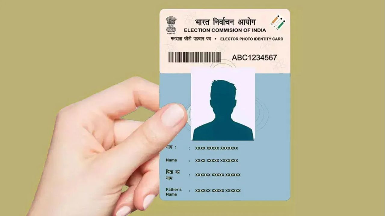 પરંતુ ક્યારેક ખોટી વિગતો ભરવાને કારણે અથવા મતદાર ઓળખ કાર્ડ બનાવતી વખતે થયેલી ભૂલને કારણે ખોટી વિગતો છાપવામાં આવે છે, જો તમારું નામ તમારા મતદાર ઓળખ કાર્ડ પર ખોટી રીતે છાપવામાં આવ્યું હોય તો તમે મતદાર ઓળખ કાર્ડમાં નામ ઓનલાઈન અને ઓફલાઈન બંને રીતે સુધારી શકો છો. મતદાર ઓળખ કાર્ડમાં નામ બદલવા માટે ફોર્મ 8 ભરવું પડે છે, ચાલો તમને જણાવીએ કે ફોર્મ 8 શું છે અને તમે ઓનલાઈન નામ બદલવા માટે વિનંતી કેવી રીતે સબમિટ કરી શકો છો?