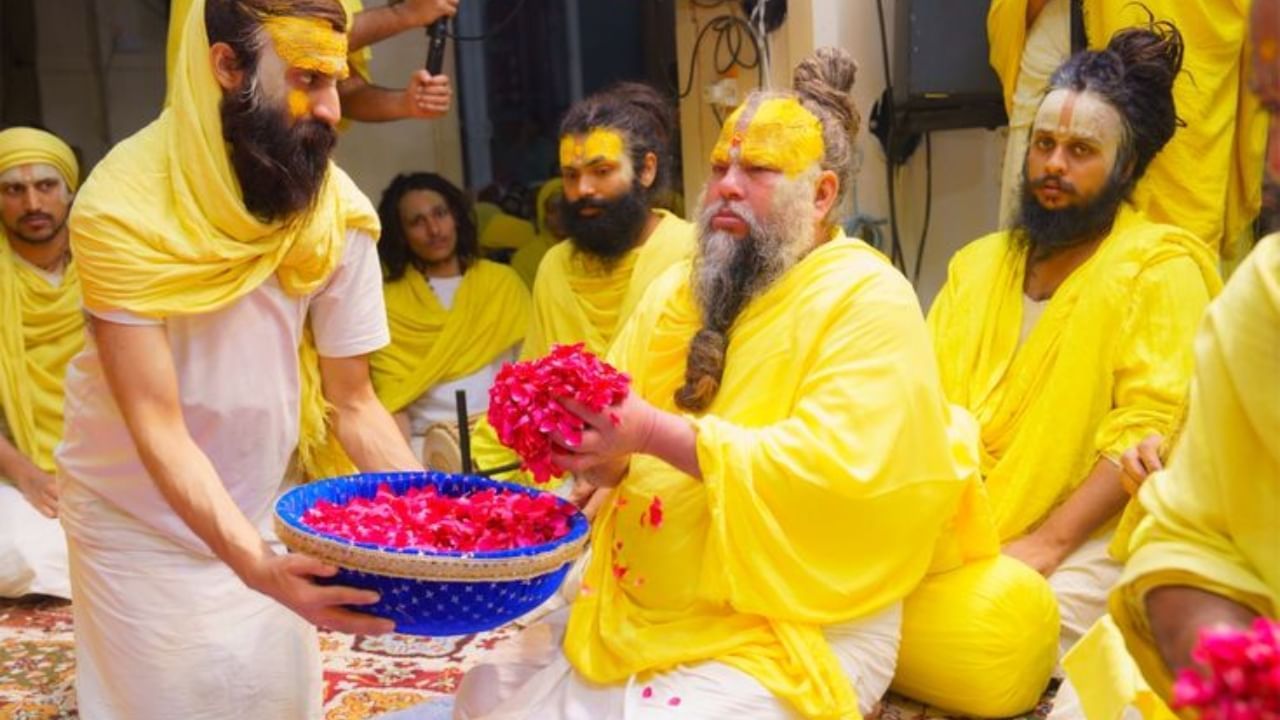 આ પછી તમને એક ટોકન આપવામાં આવશે અને તે ટોકનના આધારે, તમે સવારે 5 થી 6 વાગ્યાની વચ્ચે તેમના આશ્રમ પહોંચશો અને પ્રેમાનંદ મહારાજને પ્રશ્નો પૂછી શકશો.