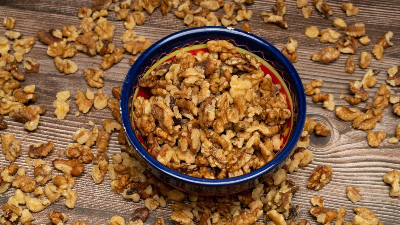 ત્વચાને ચમકદાર બનાવવા માટે રોજ બે અખરોટ ખાવા લાભદાયક છે, કારણ કે તેમાં રહેલા એન્ટીઑકિસડન્ટ્સ ત્વચામાંથી હાનિકારક તત્વોને દૂર કરે છે. (Credits: - Canva)