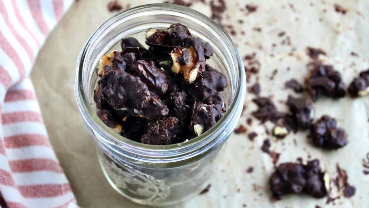 ઘરે બનાવેલી મીઠાઈઓથી તહેવારને ખાસ બનાવવાની આ એક શ્રેષ્ઠ તક છે. બજારમાંથી ચોકલેટ ખરીદવાને બદલે, આ વખતે ઘરે બનાવેલી ચોકલેટ બનાવીને તમારા ભાઈને આશ્ચર્યચકિત કરો.