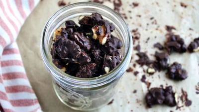 ઘરે બનાવેલી મીઠાઈઓથી તહેવારને ખાસ બનાવવાની આ એક શ્રેષ્ઠ તક છે. બજારમાંથી ચોકલેટ ખરીદવાને બદલે, આ વખતે ઘરે બનાવેલી ચોકલેટ બનાવીને તમારા ભાઈને આશ્ચર્યચકિત કરો.